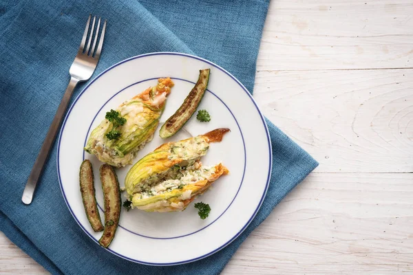 Zucchine Forno Fiori Zucchina Piatto Tovagliolo Blu Tavolo Legno Bianco — Foto Stock