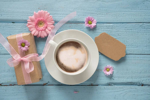 Kávéscsésze Rózsaszín Virágok Egy Ajándék Pasztell Kék Háttér Val Másol — Stock Fotó