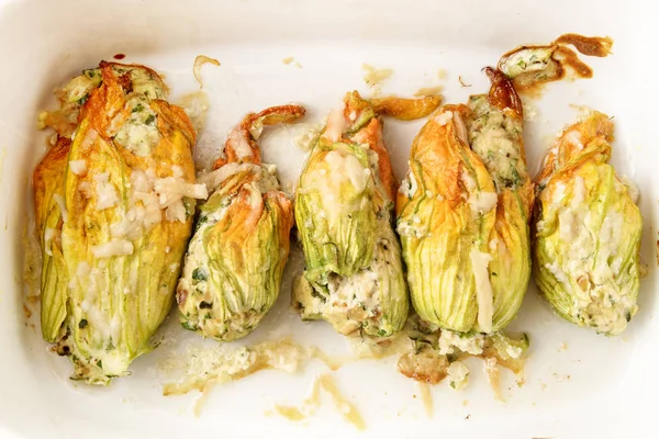 Gebakken Courgette Courgette Bloemen Met Parmezaanse Kaas Een Braadpan Schotel — Stockfoto