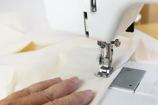 Costurar Com Uma Máquina Costura Hobby Mão Leva Tecido Branco — Fotografia de Stock