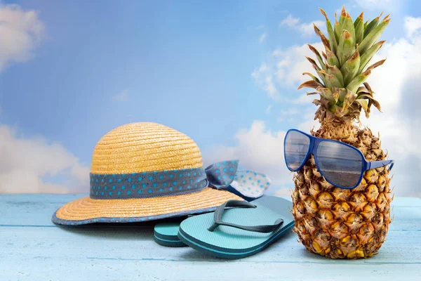 ananas meyve güneş gözlüklü, flip flop plaj sandaletleri ve hasır şapka mavi gökyüzü bulutlu, yaz tatil kavramı kopya alanı, seçilen odak, dar alan derinliği ile karşı