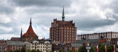 St maria çinilerini ve carl zeiss skyscrapper bulutlu bir gökyüzü, kopya alanı ile panoramik biçimi altında Rostock eski beldesi