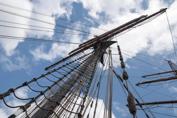 一艘历史帆船对蓝天的桅杆和索具云 冒险和航程概念 复制空间 — 图库照片