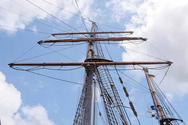 Tuigage Masten Van Een Oude Zeilschip Tegen Blauwe Hemel Met — Stockfoto