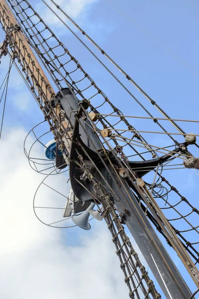Rigg Radar Och Navigation Mast Gamla Segelfartyg Mot Den Blå — Stockfoto