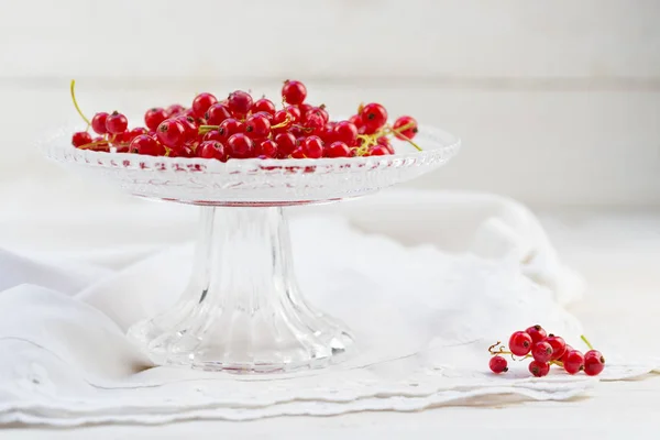 Groselhas Vermelhas Uma Tigela Vidro Elegante Uma Toalha Mesa Branca — Fotografia de Stock