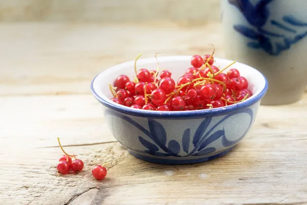 Baies Groseille Fraîches Dans Bol Terre Cuite Sur Une Table — Photo