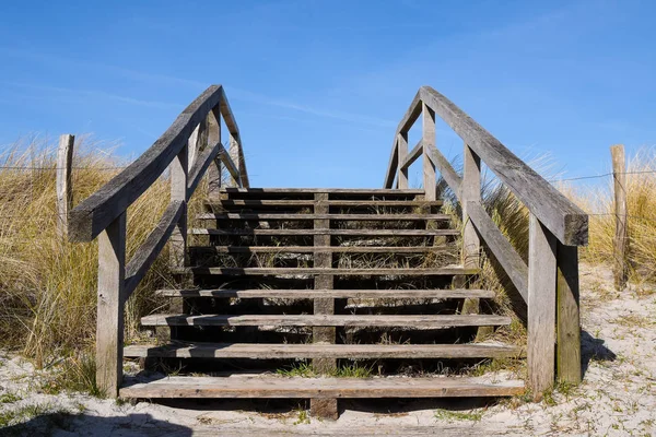 Ponte Madeira Leva Através Das Dunas Praia Mar Baltico Contra — Fotografia de Stock