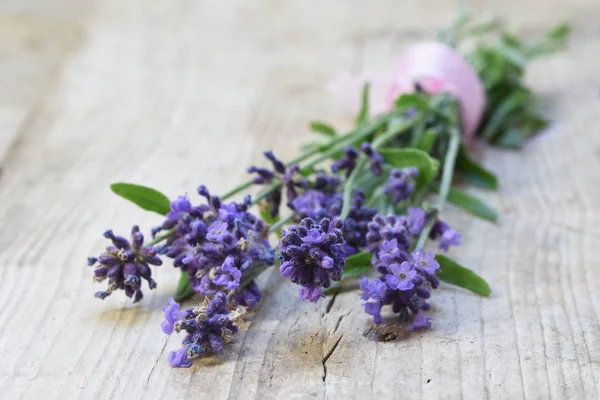 Bos Van Bloeiende Lavendel Een Rustieke Houten Achtergrond Met Kopie — Stockfoto