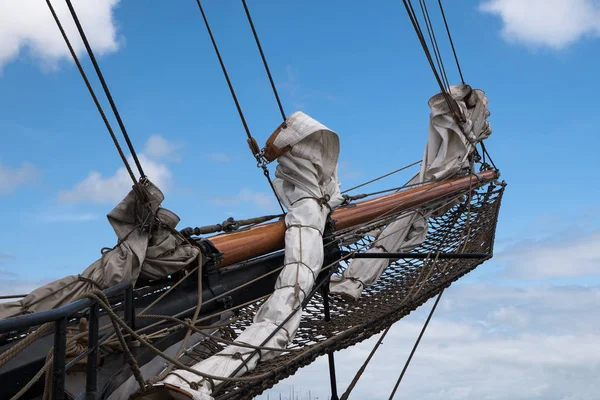 Bowsprit Lança Lança Com Velas Recifadas Arco Veleiro Histórico Contra — Fotografia de Stock