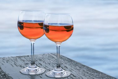 Spritz aperol veneziano mavi deniz, bir popüler kokteyl, alkollü içki, kopya alanı, seçilen odak, dar alan derinliği karşı bir masada iki gözlük