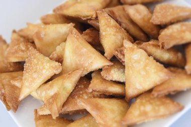 sambousek dolu, hamur işleri, geleneksel meze Arap mutfağı, seçilen odak, dar alan derinliği