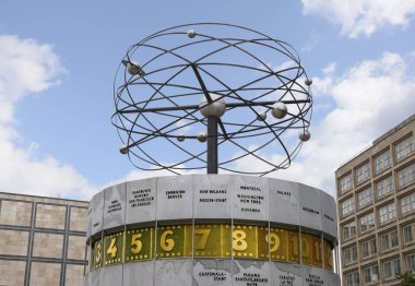 Urania Dünya saati karşı genel Alexanderplatz Meydanı Mitte, Berli de mavi gökyüzünde gezegenler ile