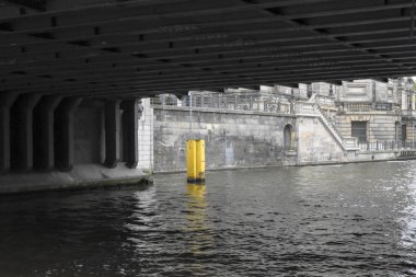 sarı fairway köprü altında gri taştan bir duvar önünde berlin, Almanya, kopya alanı içinde spree Nehri işaretleme
