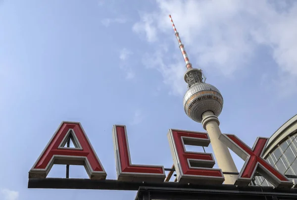 霓虹灯标志从亚历山大 也叫亚历克斯与著名电视塔反对蓝天在柏林德国的首都 拷贝空间 — 图库照片