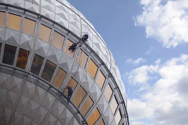 城市攀登或 Buildering 两名登山者在著名电视塔在柏林 复制空间 — 图库照片