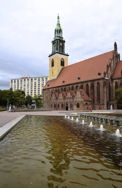 Mary Kerk Marienkirche Waterbassin Met Fontein Een Bekende Locatie Reis — Stockfoto