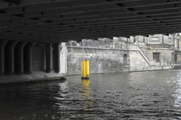 sarı fairway köprü altında gri taştan bir duvar önünde berlin, Almanya, kopya alanı içinde spree Nehri işaretleme