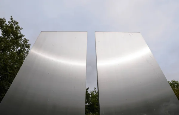 Strisce Luminose Due Pannelli Metallici Dettaglio Del Monumento Nel Marx — Foto Stock