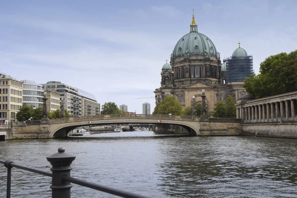 Berliner dom (berlin Katedrali) ve köprü mavi gökyüzü, merkezi Mitte bölgesinde Berlin, Almanya, sermaye ünlü dönüm noktası karşı spree Nehri üzerinde kopyalama alanı