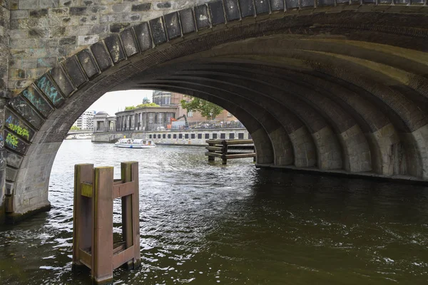 bir köprünün altında spree Nehri üzerinde Berlin'de, merkezi Mitte bölgesinde yer alan Almanya sermaye şehir