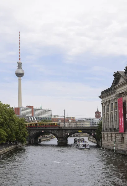 桥梁在电视塔和预示博物馆之间在河狂欢在柏林 著名地标在德国的首都 复制空间 — 图库照片