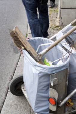 süpürge ve sokak Temizleme, çöp ile arabası dikey
