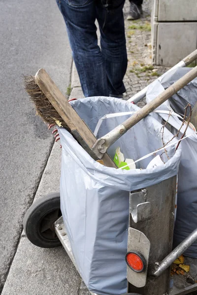 süpürge ve sokak Temizleme, çöp ile arabası dikey