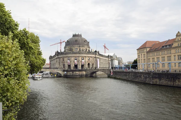 预示博物馆在博物馆海岛在河狂欢在柏林反对蓝色天空 著名地标在中央米特地区在德国的首都 — 图库照片