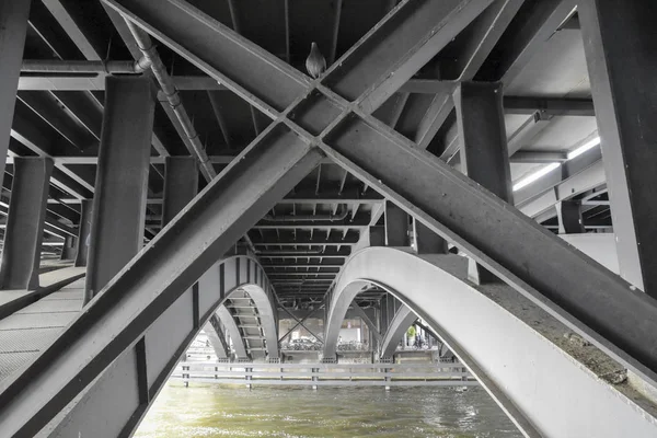 Stalowe Budowa Mostu Nad Rzeką Szprewą Berlinie Widok Dołu — Zdjęcie stockowe