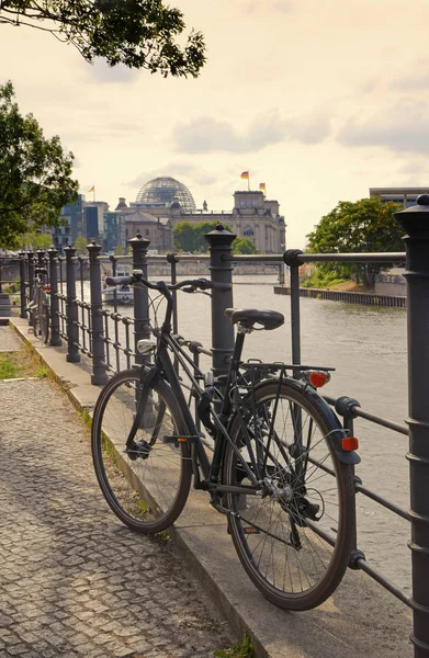 自転車シュプレー川と国会の政府 暖かい夜の光 ヨーロッパ ドイツのベルリン首都でバック グラウンドでコピー スペース — ストック写真