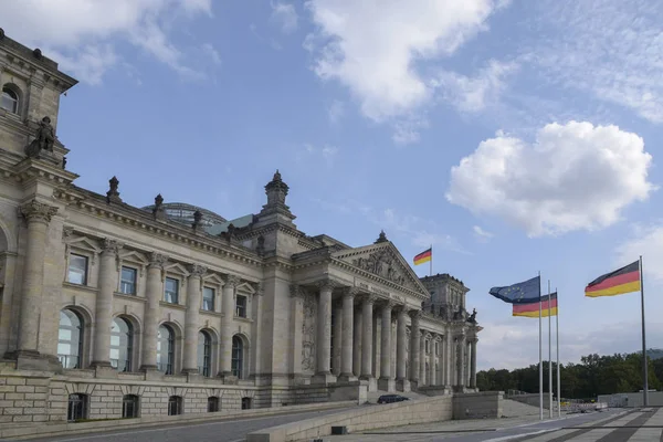 Κτήριο Reichstag Γερμανική Κυβέρνηση Σημαίες Στο Βερολίνο Πρωτεύουσα Πόλη Της — Φωτογραφία Αρχείου