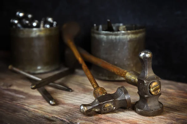 Alte Vintage Hämmer Und Punzen Aus Stahl Auf Rustikaler Holzwerkbank — Stockfoto