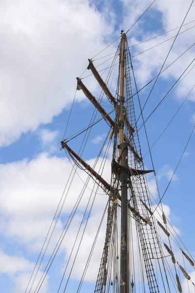 Mastros e aparelhamento de um navio à vela histórico contra o céu nublado — Fotografia de Stock