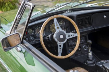 bir yeşil oldtimer Cabrio araba ile bir ahşap direksiyon simidi, seçilen odak içine görüntülemek