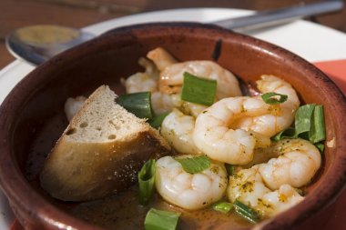 karides veya karides taze soğan ile Kral ve sarımsak soslu bir kahverengi kase, seçilen odak ekmek