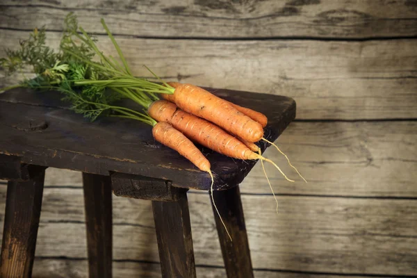 Bio Wortelen Een Oude Kruk Aan Voorzijde Van Een Rustieke — Stockfoto