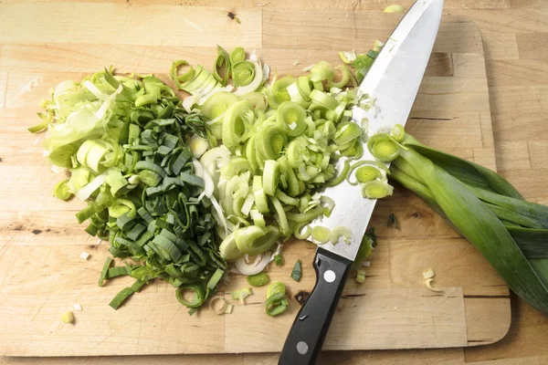 Porro Affettato Grande Coltello Cucina Una Tavola Legno Concetto Cottura — Foto Stock