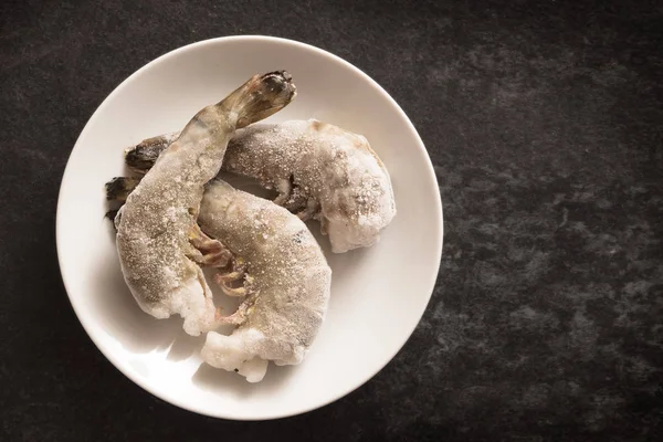 Langostinos Congelados Sin Cabeza Plato Fondo Oscuro Con Espacio Para — Foto de Stock