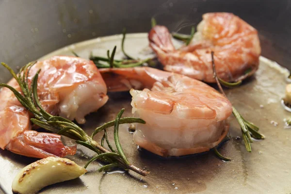 King Prawns Roasted Rosemary Garlic Iron Pan Food Cokking Concept — Stock Photo, Image