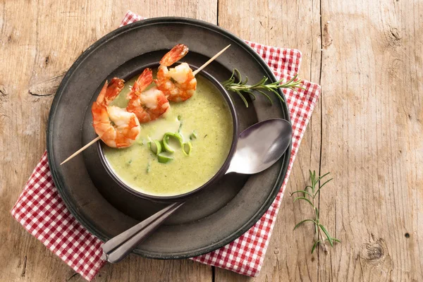 Brochettes Crevettes Soupe Crème Poireau Sur Une Table Bois Rustique — Photo