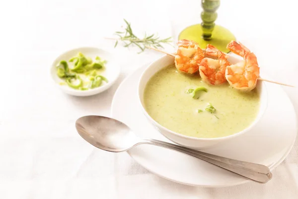 Langostinos Con Sopa Crema Verduras Verdes Mantel Blanco Espacio Copia —  Fotos de Stock