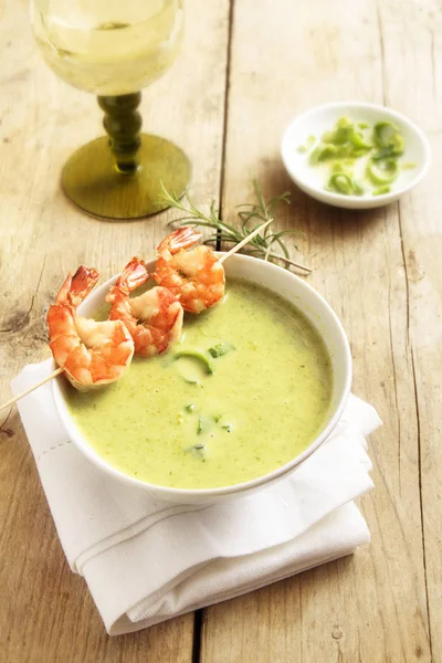 Königskrabbenspieß Auf Grüner Gemüsecremesuppe Auf Rustikalem Holztisch Senkrecht Ausgewählter Fokus — Stockfoto