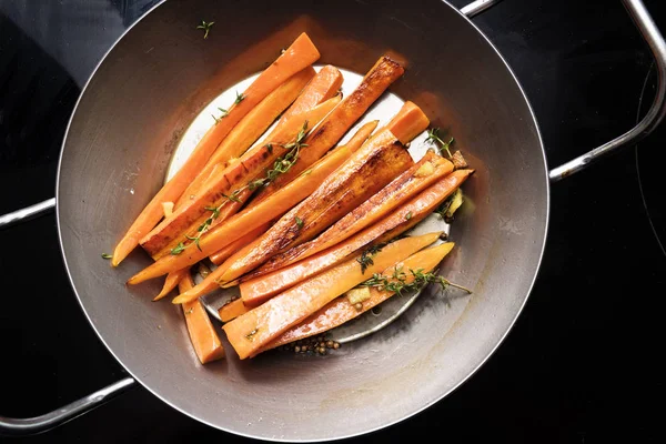 Λαχανικά Ρίζας Βερνικωμένα Καρότα Θυμάρι Τζίντζερ Και Μέλι Ένα Σίδερο — Φωτογραφία Αρχείου