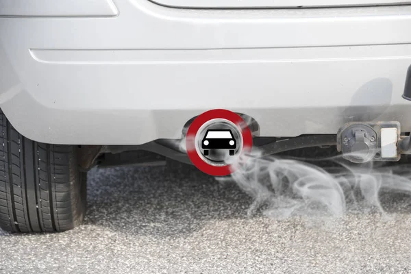 Uitlaat Van Een Auto Met Het Verkeersbord Voor Het Verbod — Stockfoto