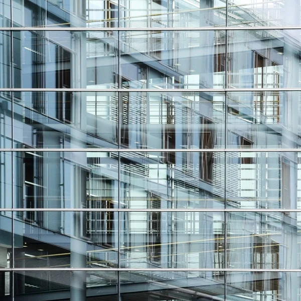 现代玻璃幕墙与反光 背景纹理为国际商务在大城市 精选的软焦点 — 图库照片