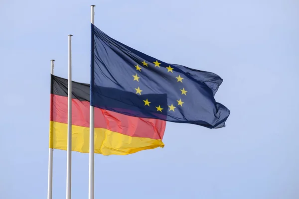 Flaggor Europa Och Tyskland Mot Ljus Blå Himmel Kopia Utrymme — Stockfoto