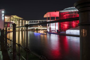 Renkli ışıkları gece spree Nehri üzerinde modern hükümet binaları, Berlin, Almanya