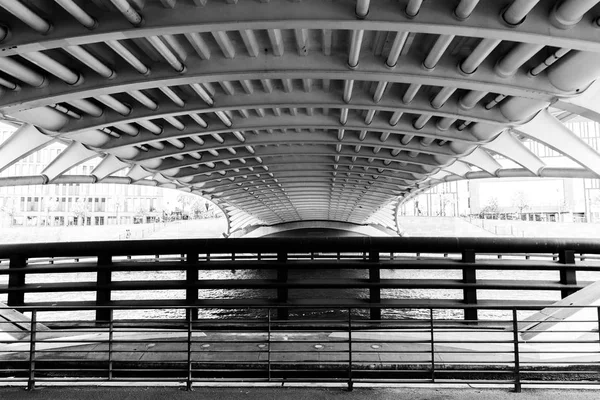 冠王子桥梁 Kronprinzenbruecke 从以下在黑白 路桥梁由西班牙建筑师圣地亚哥卡拉特拉瓦横渡河狂欢在柏林并且连接政府处所与蒂尔加滕区 — 图库照片