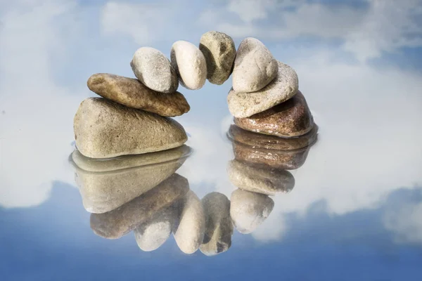 Boog Bridge Poort Gemaakt Van Evenwichtige Steentjes Met Weerspiegeling Het — Stockfoto